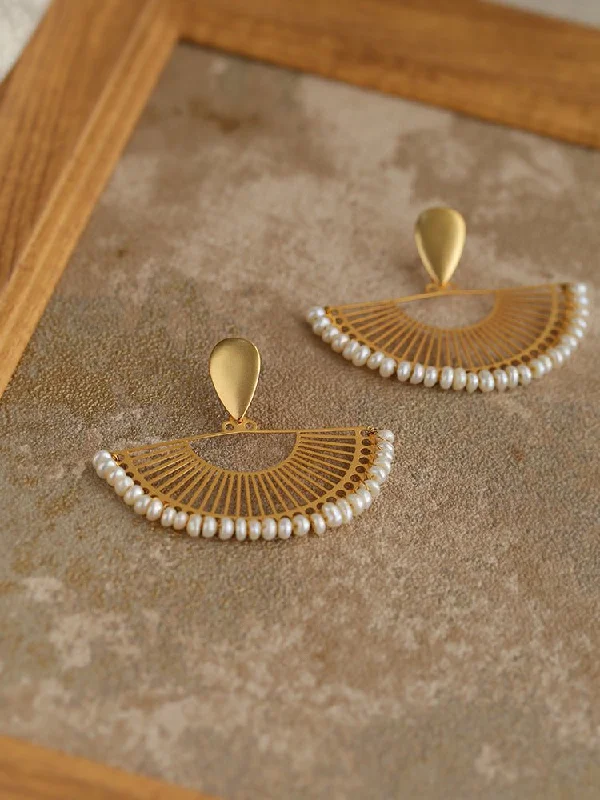 Best hoop earrings with minimal embellishments for a sleek and modern look-Vintage Frosted Gold Braided Pearl Fan Earrings